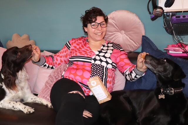 Bernadette Rinner mit Lucky und Lilli. Sie hat mehrere Sorten Hundeleckerlis entwickelt und verkauft diese über die "Leckerli Werkstatt". | Foto: Kunde / BRS