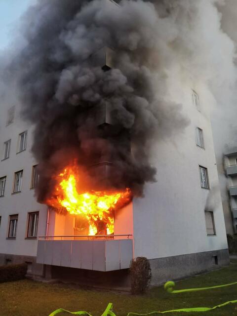 Vollbrand: Flammen schlagen aus den Fenstern. | Foto: FF St. Pölten-Stadt