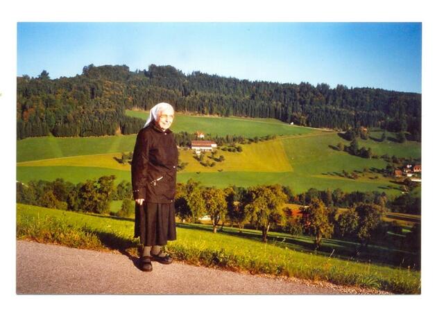 Sr. M. Johanna Brandstätter und das Voitsbergergut (Elternhaus) | Foto: Sr. M. Elisabeth Brandstätter 