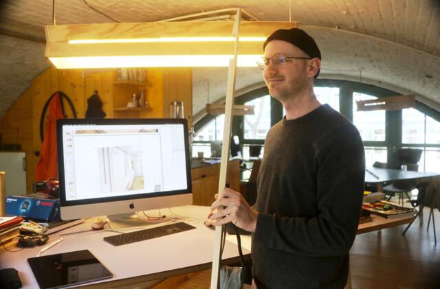 Martin Aigner liebt es am Computer zu gestalten; in der Hand hält er einen selbstgestalteten Prototyp eines Garderobenhakens 