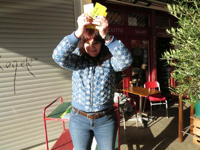 Die Künstlerin Corona Gsteu mit ihrem "Corona-10er". Damit sollen sich die Menschen zehn Minuten Zeit für sich selbst nehmen. | Foto: Sabine Krammer