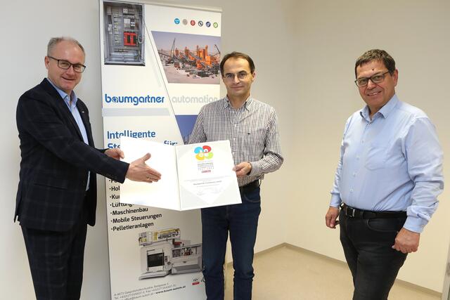 Günther Baschinger und Hans Moser mit Horst Geiblinger, Geschäftsführer von Baumgartner Automation in Gaspoltshofen (Mitte). | Foto: Andreas Maringer