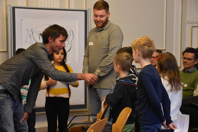 Wie in der Realpolitik reichen die Kinder ihre Anträge als eine gemeinsame Klasse ein. Am "Klubzwang" kommen Sie also auch nicht ganz vorbei | Foto: BV18