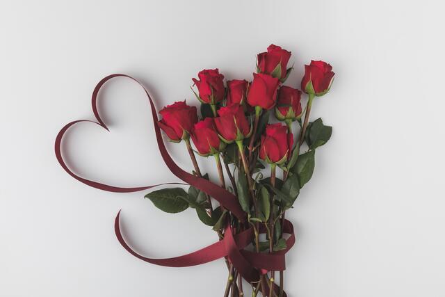 Nicht nur die klassischen, roten Rosen haben als Geschenk zum Valentinstag eine tolle Bedeutung.  | Foto: AntonMatyukha_panthermedia