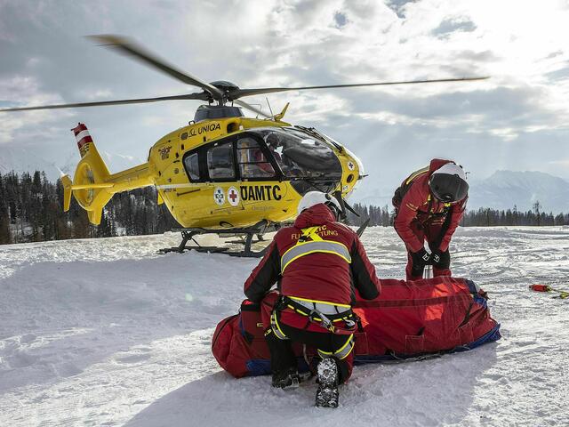 Der verletzte Skifahrer wurde mit dem Rettungshubschrauber ins Krankenhaus geflogen. | Foto: Symbolfoto ÖAMTC