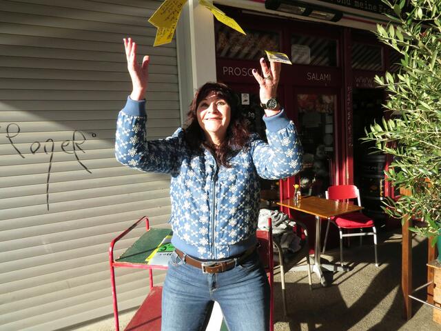 Die Künstlerin Corona Gsteu mit ihrem "Corona-10er". Damit sollen sich die Menschen zehn Minuten Zeit für sich selbst nehmen. | Foto: Sabine Krammer