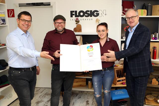 FloSign Werbetechnik in Pram wurde mit dem ineo-Gütesiegel ausgezeichnet. Auf dem Bild Florian Jetzinger und Nadine Hackl (Mitte) mit Hans Moser und Günther Baschinger. | Foto: Andreas Maringer