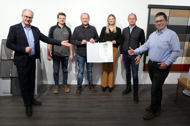Günther Baschinger und Hans Moser mit Tobias Spiesberger, Josef und Elisabeth Hörmanseder und Wolfgang Angleitner von Hörmanseder Bau in Haag. | Foto: Andreas Maringer