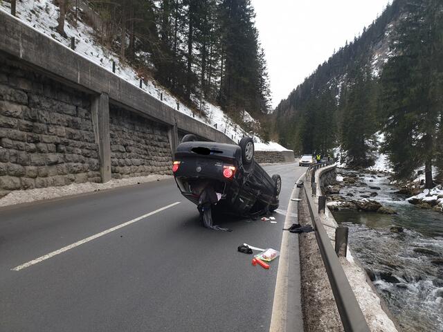Der 21-Jährige wurde bei dem Unfall nur leicht verletzt. | Foto: Zeitungsfoto.at