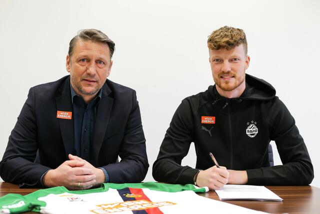 Stürmer Ferdy Druijf bei der Vertragsunterzeichnung mit Geschäftsführer Sport Zoran Barisic | Foto: SK Rapid Wien