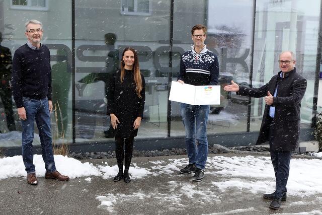 Rudolf Wimmesberger, Maria Dieplinger und Karl Aspöck nahmen die Auszeichnung von Günther Baschinger entgegen (von links). | Foto: Andreas Maringer