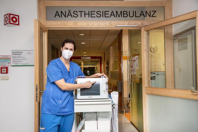 Am Ordensklinikum Linz ist eine neue Beatmungsmaschine im Einsatz, welche eine schonende Intubation für Patienten mit HNO-Tumoren ermöglicht.  | Foto: Ordensklinikum Linz