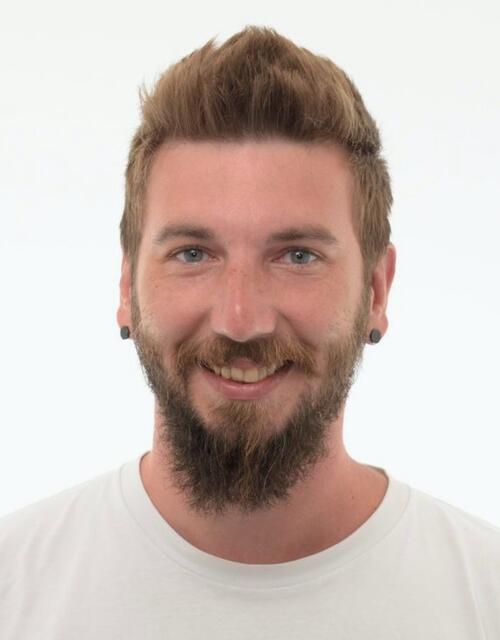 Der Peuerbacher Stefan Griesinger vom Berufsförderinstitut (BFI) Oberösterreich ist seit Oktober 2021 im Auftrag des Sozialministeriums als Jugendcoach an den Allgemeinbildenden Höheren Schulen (AHS) und Berufsbildenden Mittleren und Höheren Schulen (BMHS) im Bezirk Schärding und Grieskirchen tätig. | Foto: Griesinger