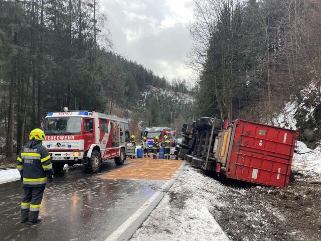 Auf der Breitenauer Straße zwischen Mixnitz und Breitenau verunglückte ein Sattelschlepper. Die Straße war für mehrere Stunden gesperrt. | Foto: FF Mixnitz