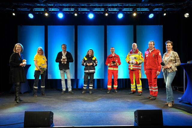 LR Christiane Teschl-Hofmeister, GF der Rettungshunde NÖ Karin Kuhn, Regisseur Friedrich Grud, ASB Hundeführerin Kim Kadluba, Landesleiter ÖRHB Rupert Lorenz, ÖHU Regionalleiter Roland Polster, Landeskdt. Suchhunde RK Hugo Karner, Moderatorin Sabine Petzl | Foto: Stephan Woldron
