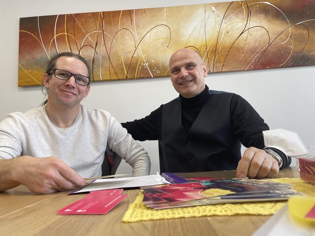 Gerhard Kubassa und Bernhard Almer erklären die Struktur der "Kunstschaukel Mürztal". | Foto: Hackl