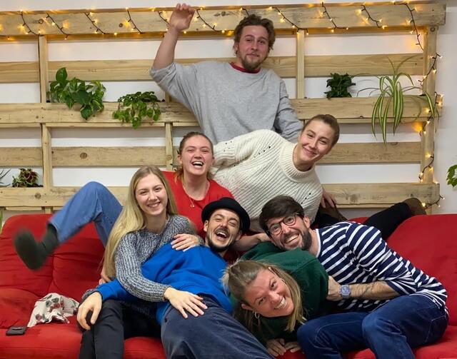 Das Team um Markus Isopp (Hut) und Samuel Kirschner (gestreiftes Shirt) ist stolz auf sein Projekt. | Foto: Tanzhaus Graz
