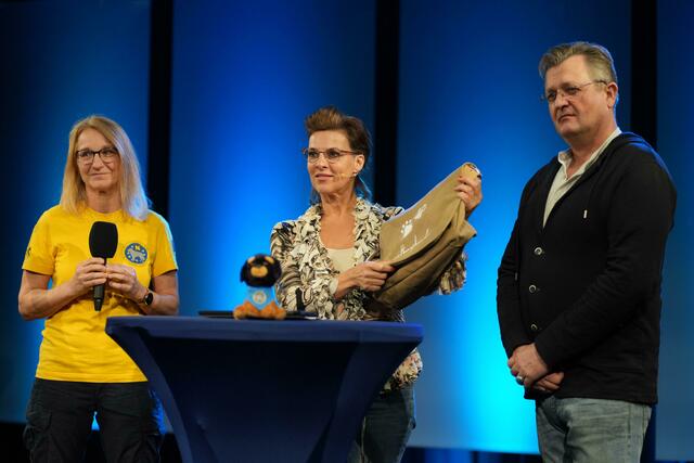 GF der Rettungshunde NÖ Karin Kuhn, Moderatorin Sabine Petzl, Regisseur Friedrich Grud | Foto: Stephan Woldron