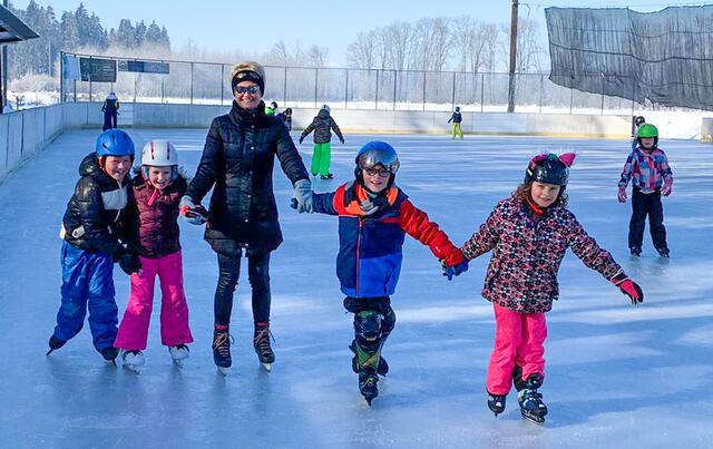 Die Schüler der Clemens-Holzmeister-Schule freuen sich über den Eislaufplatz betreut vom TSV Grafenstein und Vzbgm. Tino Egger.  | Foto: Privat
