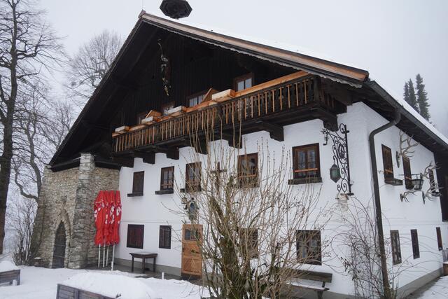 Die Erentrudis Alm von außen. Bis zum ersten April 2022 ist sie noch geschlossen und derzeit ist sie eingeschneit. | Foto: Emanuel Hasenauer