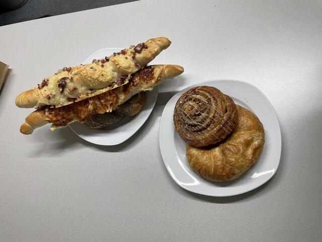 Im Überraschungssackerl von der Bäckerei Hager waren: Ein Seckstangerl, ein Pizzastangerl, ein Mohnweckerl, ein Laugenstangerl, ein Croissant und eine Zimtschnecke. | Foto: Franziska Pfeiffer