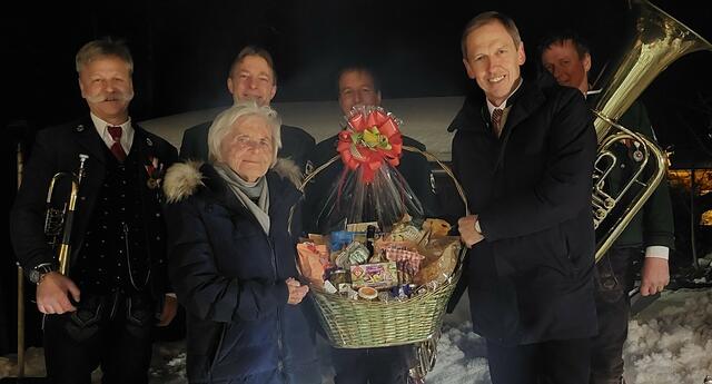 Jubilarin Frieda Schartner erhielt von Bürgermeister Thomas Oberreiter einen Geschenkskorb der Gemeinde Flachau, Musiker der TMK Flachau gratulierten musikalisch zum Geburtstag. | Foto: Gde. Flachau