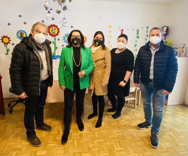 Bgm. Manfred Maierhofer, Hilfswerk-Präsidentin Elisabeth Scheucher-Pichler, Leiterin der Elementarpädagogik Lisbeth Schwarz, Iva Popic-Partner und Vzbmg. Anton Safron.  | Foto: HWK