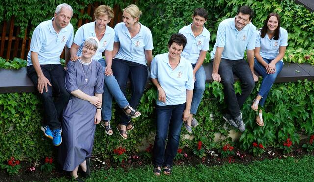 Das mobile Palliativteam erfährt für die wertvolle Betreuung von schwer oder unheilbar erkrankten PatientInnen und deren Angehörigen große Anerkennung, die auch in Form von Spenden ausgedrückt wird. Von li nach re.: Mag. Thomas Raggl-Schäuble, Leitung Seelsorge, Sr. Mag.a Dr.in Barbara Flad, Hausoberin, Regina Schranz DGKP, Koordinatorin Pflege, OÄ Dr.in Melanie Kapeller, Friedburg Venier DGKP, Beate Wolf DGKP, OA Dr. Stefan Mathies, Vanessa Pleifer DGKP. | Foto: Krankenhaus St. Vinzenz Zams