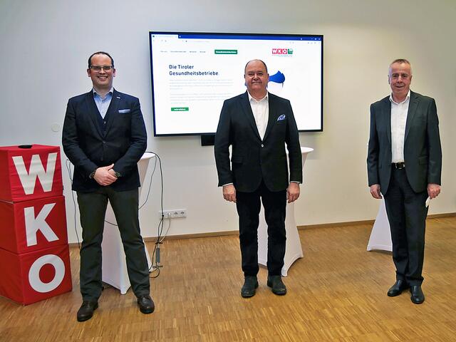 Informierten über die zahlreichen systemrelevanten Leistungen der Tiroler Gesundheitsbetriebe: Fachgruppenobmann Oswald Jenewein (Mitte), sein Stellvertreter Franz Größwang (r.) und Fachgruppengeschäftsführer Patrick Rauter.

 | Foto: Polak/Michaela Plattner
