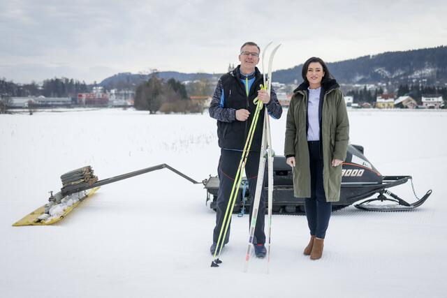 Ministerin Elisabeth Köstinger mit dem Maria Saaler Siegfried Obersteiner vor der Langlaufloipe am Zollfeld. | Foto: Manuel Gutleb/Bundeskanzleramt