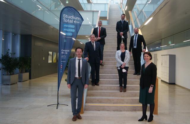 ÖVP-Agrar-Landesrätin Michaela Langer-Weninger (vorne r.) besuchte die FH OÖ am Campus Wels.
  | Foto: FH OÖ