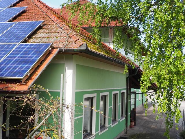 Das Café und die Bäckerei sind mit einer Photovoltaikanlage ausgestattet. | Foto: BRS/Haslberger