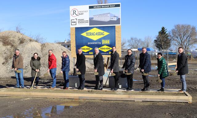  Infrastrukturlandesrat Heinrich Dorner und Bürgermeister Gerold Stagl gemeinsam mit Vertreter und VertreterInnen der Freistadt Rust, der „Projektentwicklung Burgenland GmbH“ (PEB) sowie der bauausführenden Firma beim Spatenstich für den neuen Bauhof  | Foto: LSM