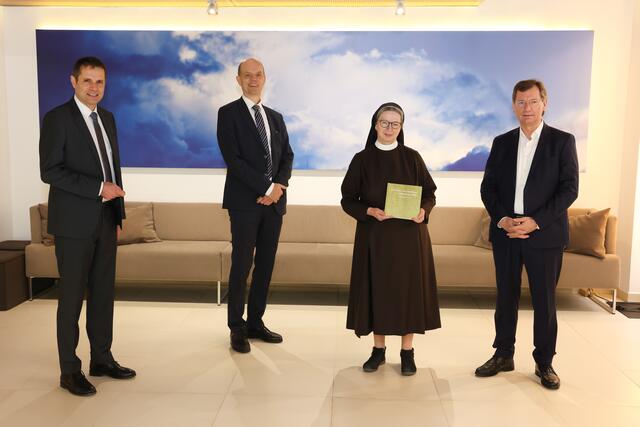 Buchpräsentation: Michael Heinisch (Geschäftsführer, Vorsitzender der Geschäftsleitung der Vinzenz Gruppe), Christian Lagger (Geschäftsführer der Elisabethinen Graz und aktuell Vorsitzender der ARGE der Ordensspitäler Österreich), Sr. Barbara Lehner (Geschäftsführerin und Generaloberin der Elisabethinen Linz-Wien) (v.li.) | Foto: Österreichische Ordenskonferenz/Schiffl