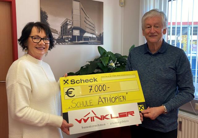 Firmenchefin Sabine Winkler übergibt einen symbolischen Scheck für eine Spende in der Höhe von 7.000 Euro für den Bau der Yubo-Schule an Initiator Peter Krasser. | Foto: Rossmann