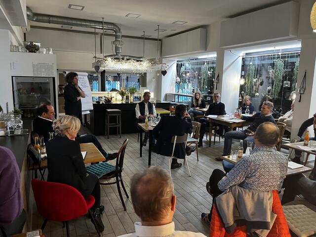 Ein Diskussionsabend ließ Weizer Unternehmer sowie politische Vertreter im Café Koblischek in Weiz zu Wort kommen. | Foto: A. Rath
