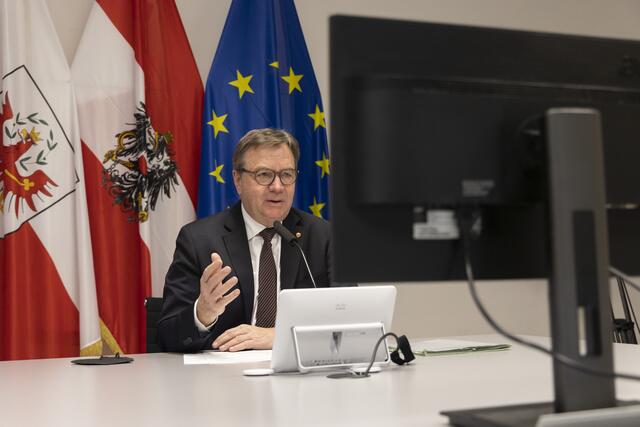 Bei „Frag den LH“ richten junge Menschen ihre Fragen direkt an Tirols Landeshauptmann Günther Platter. | Foto: Land Tirol/Die Fotografen