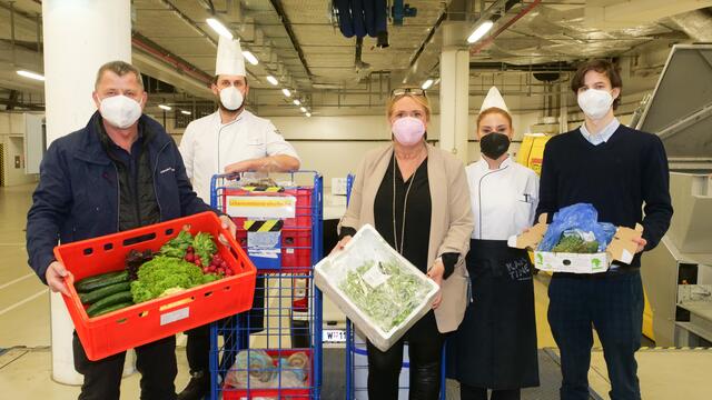 Lebensmittelrettung im Erste Campus: Georg Jelenko (Arbeitersamariter), Koch Igor Jurkic, Erste-Campus-Geschäftsführerin Petra Antoni, Köchin Nikoletta Schvarcz und Daniel Orth vom Österreichischen Ökologieinstitut. | Foto: Maximilian Spitzauer