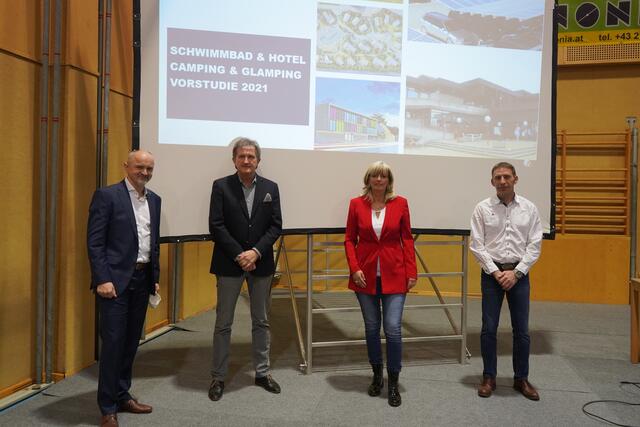 Bürgermeisterin Böhm freut sich über "das erste denkmalgeschützte und dennoch nach neuesten Standards modernisierte Hallenbad das Landes". | Foto: Andrea Glatzer