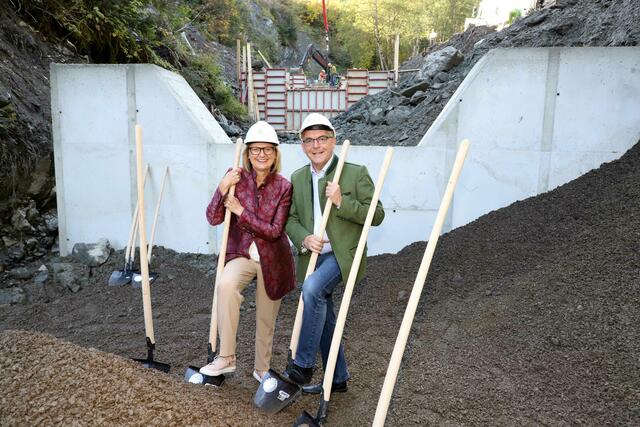 LR Josef Schwaiger und Interimsministerin Maria Patek beim Spatenstick de Wildbach- und Lawinenverbauung in Hinterglemm. | Foto: LMZ/Neumayr/Hoelzl