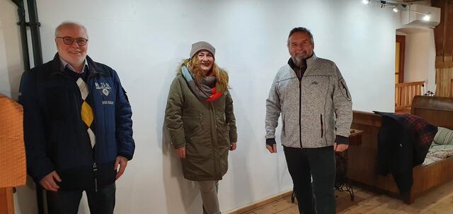 v.li.: Heinz E. Gößwellner, Jeannette Schwaiger und Desmond Doyle bereiten die Ausstellung vor
