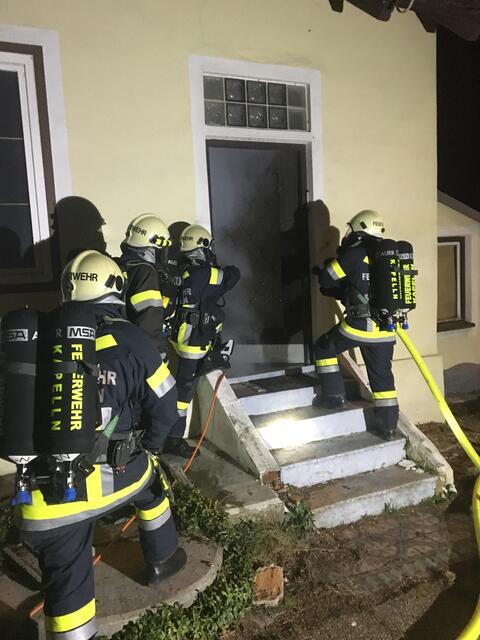 Häufiger Grund für Wohnungsbrände sind vergessene Kerzen, defekte Elektrogeräte oder stehengelassene Töpfe am Herd. | Foto: FF-Kapelln