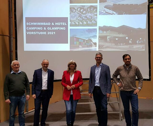 Der gesamte Gemeinderat von Neusiedl stimmte der Generalsanierung des Hallenbades zu. | Foto: Stadtgemeinde Neusiedl am See