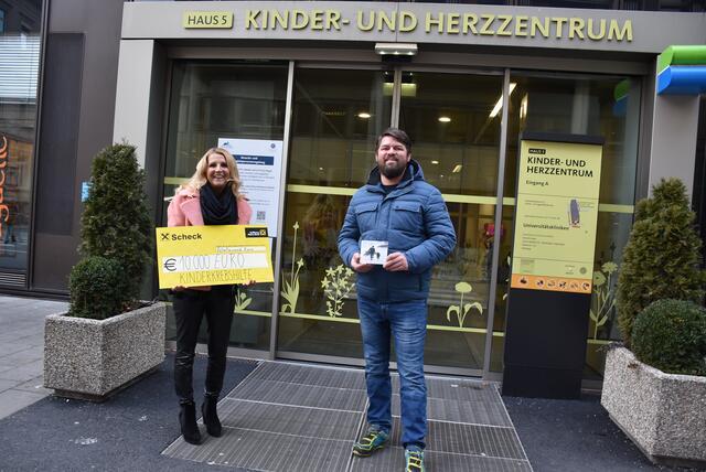Peter Obrist (UWB Records) konnte den ersten Scheck an Ursula Mattersberger übergeben.  | Foto: privat