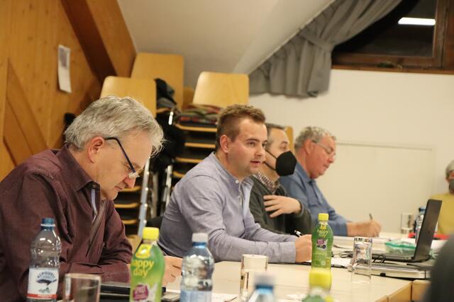 Bgm. Dominik Traxl dankte den scheidenden Mandataren für ihre Arbeit für die Allgemeinheit. | Foto: Othmar Kolp