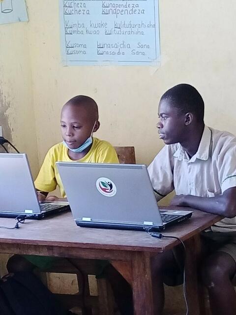 Dank des BG/BRG Weiz und des Vereins "Zukunft dank dir" werden alte Laptops aus Weiz nun in Kenia zum Lernen verwendet. | Foto: Zukunft dank dir
