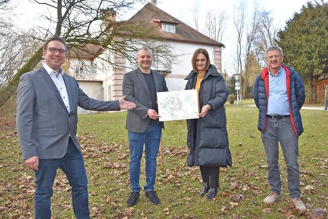 Bürgermeister Christian Haberhauer, Vizebürgermeister Dominic Hörlezeder, Karin Furian (Standesamt Amstetten), Ing. Johann Jetzinger (Abteilung Hochbau Stadt Amstetten) | Foto: Stadtgemeinde Amstetten