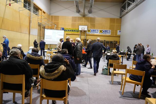 Das öffentliche Interesse an der GR-Sitzung zum Hallenbad-Plan war groß. | Foto: Andrea Glatzer