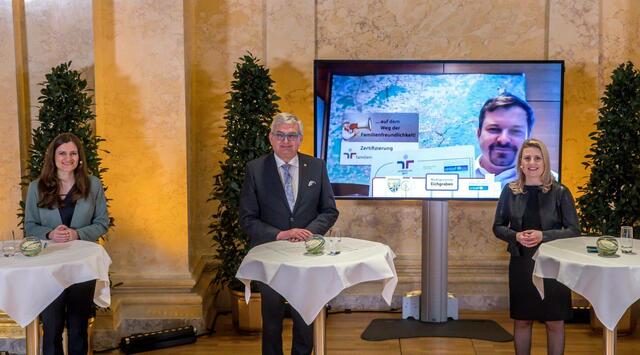 Alfred Riedl, Johannes Maschl und Susanne Raab. | Foto: Harald Schlossko