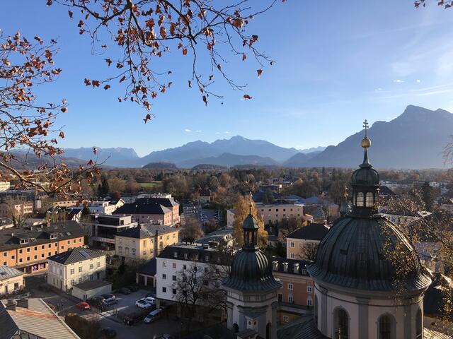 Im hektischen Alltag "übersieht" man oft, wie schön unsere Stadt ist. Bei einem gemeinsamen Spaziergang lassen sich altbekannte Plätze und Gassen neu entdecken. Besonders schön: über das Nonntal vorbei am Stift Nonnberg in die Altstadt zu spazieren. | Foto: Lisa Gold